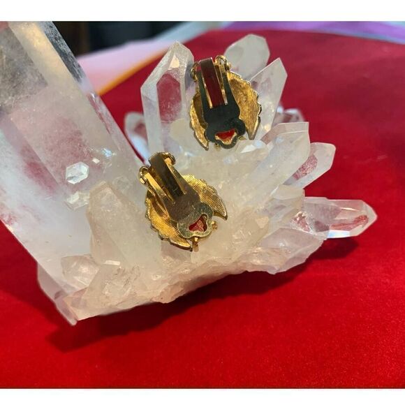 Stunning Red resin Cabochon earrings set in a matte Gold plate design, Vintage - Picture 3 of 5